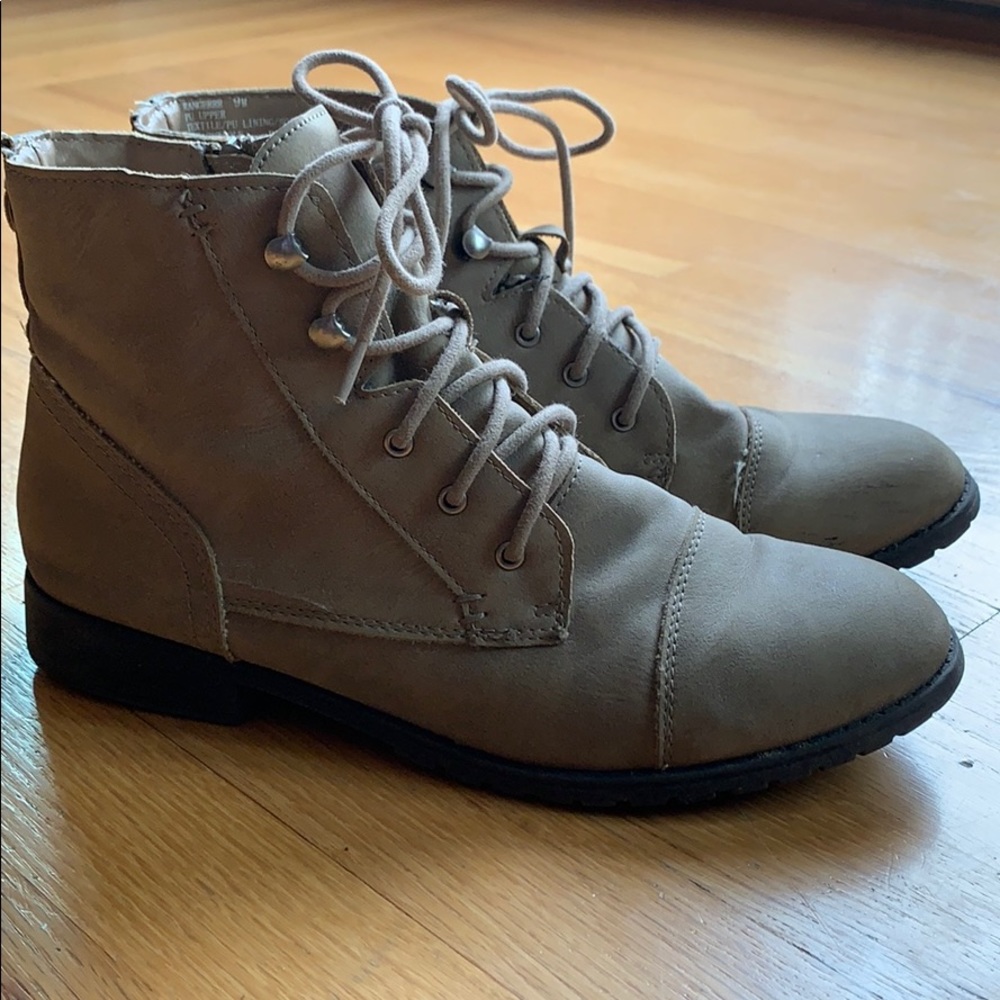 Women’s tan boots